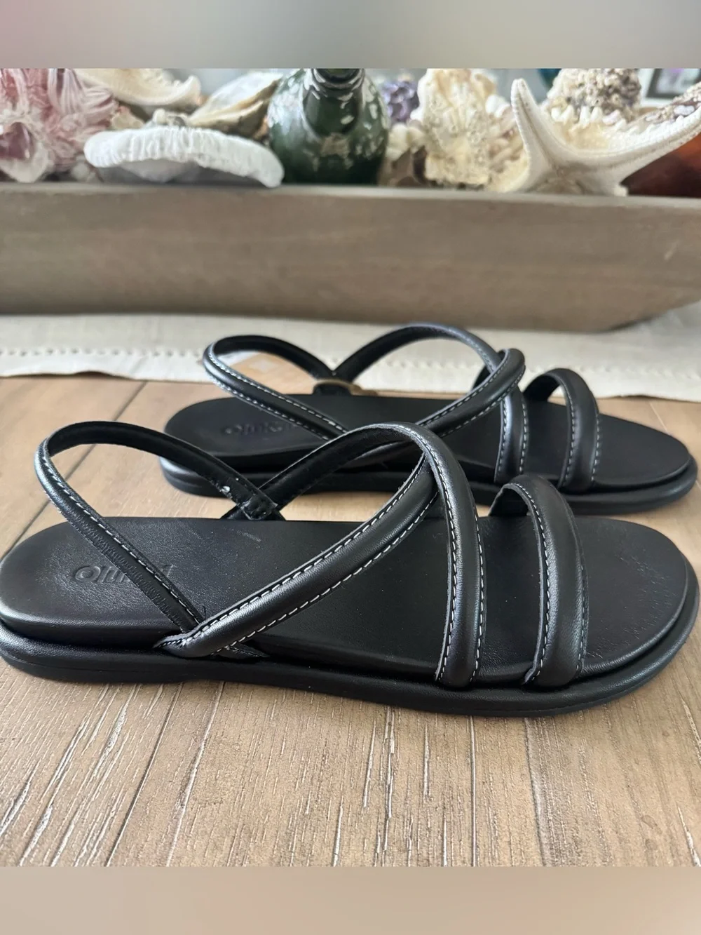 OLUKAI WOMEN'S LEATHER TIARE STRAPPY SANDALS, BLACK, NWT, SIZE 9 (EUR 39)